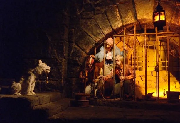 pirates of the caribbean attraction dog scene