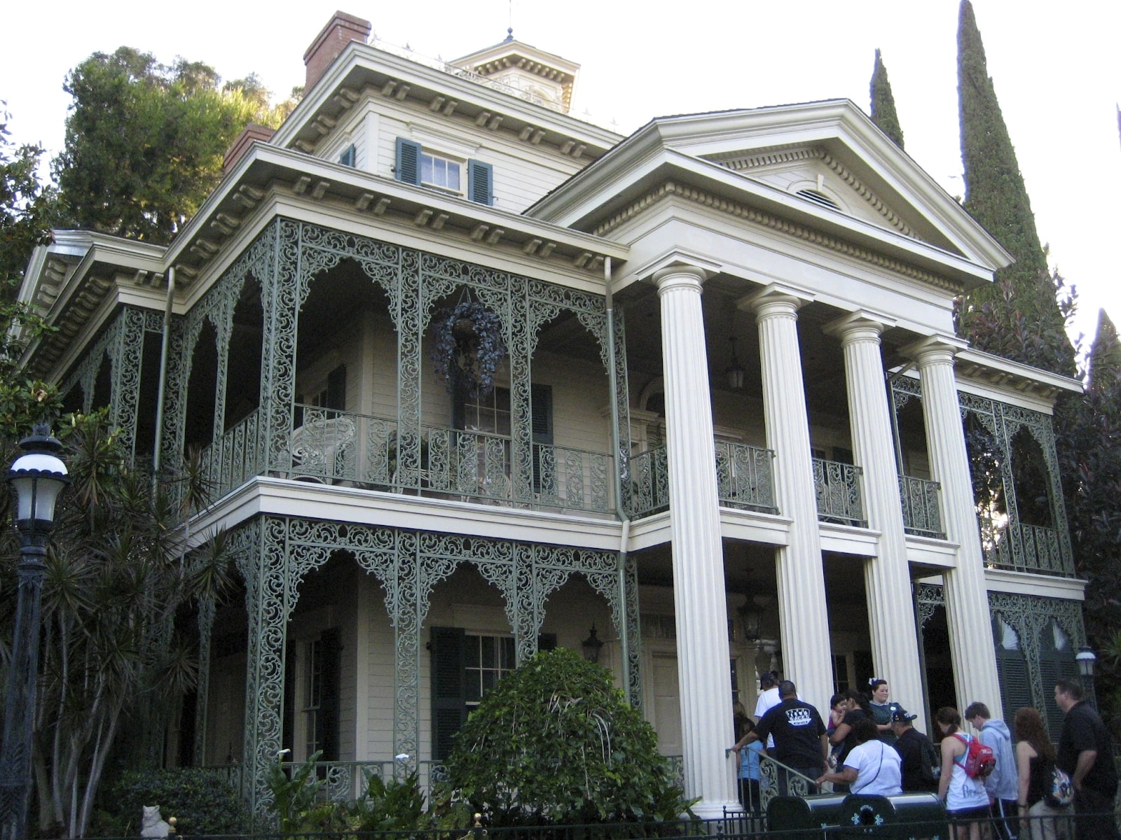 disneyland's haunted mansion