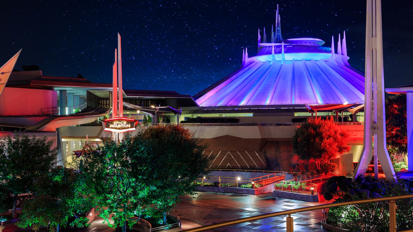 disneyland space mountain in tomorrowland