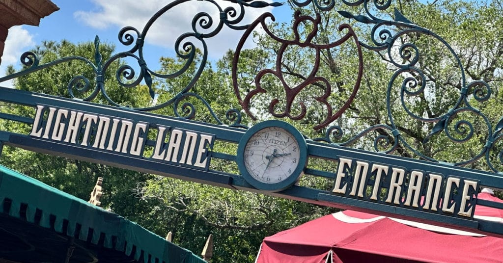 disney haunted mansion lightning lane entrance