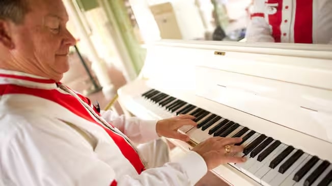 caseys corner main street pianist magic kingdom