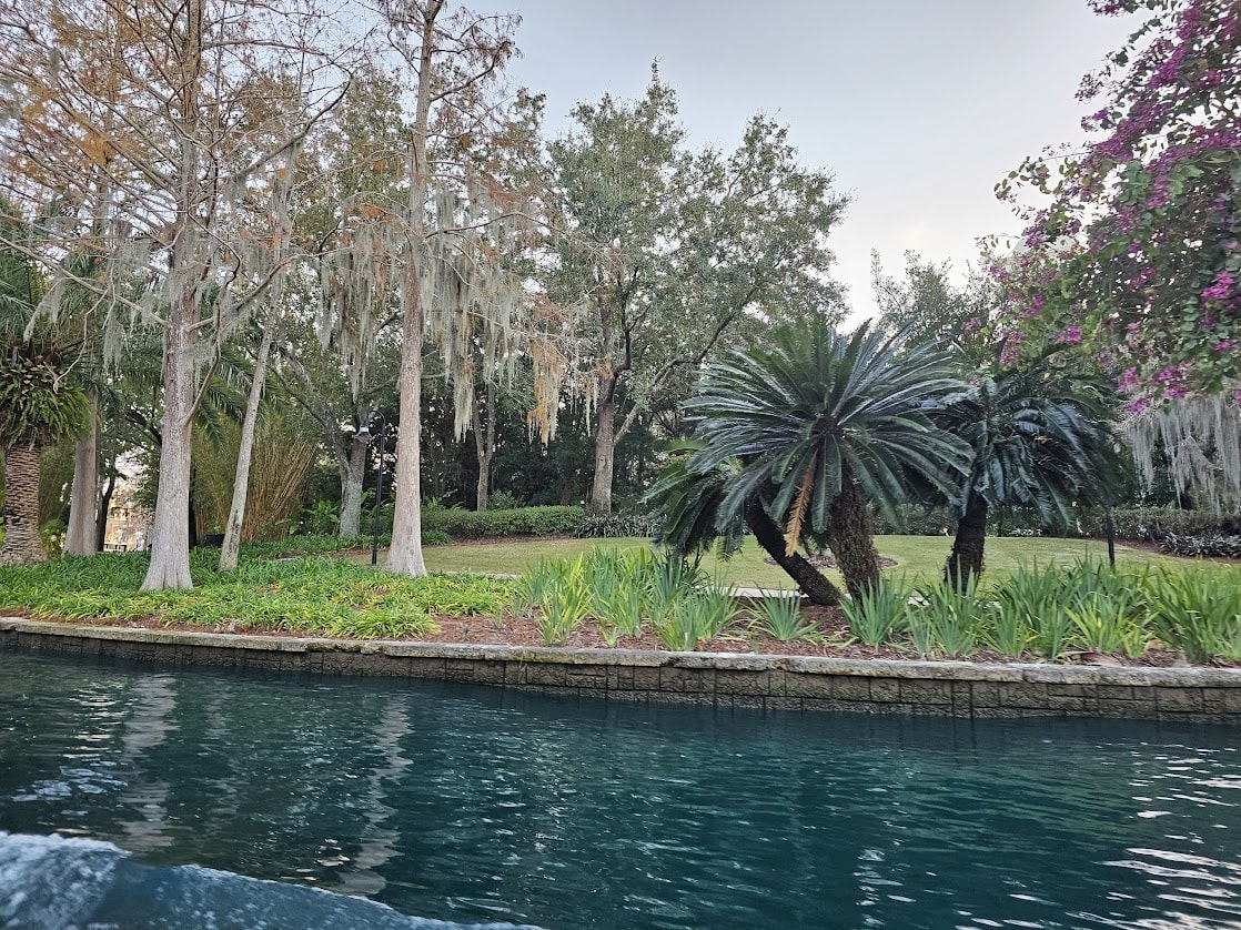 universal orlando resort walking path to portofino bay