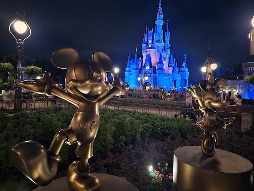 mickey and minnie hub statues with cinderella castle