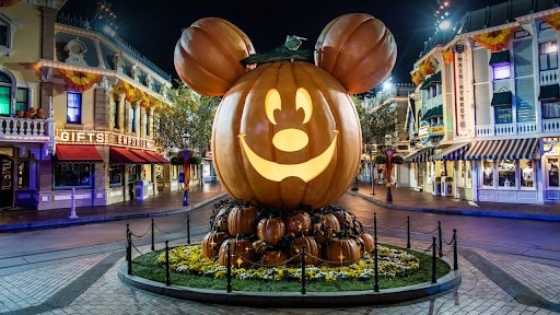 halloween at disneyland main street pumpkin