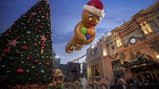 universal orlando holiday parade gingerbread balloon